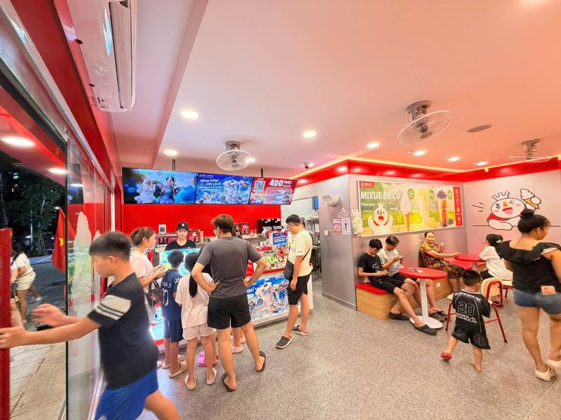Kh&aacute;ch trẻ check-in tại một cửa h&agrave;ng Mixue quy m&ocirc; lớn mới n&acirc;ng cấp ở H&agrave; Nội. Ảnh: Mixue Nguyễn Lam (H&agrave; Nội)
