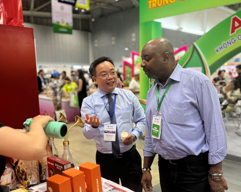 &Ocirc;ng Ho&agrave;ng Danh Hữu, chủ sở hữu thương hiệu c&agrave; ph&ecirc; Đắk Lắk - MISS EDE l&agrave;m việc với buyer quốc tế tại SECC. Ảnh: MISS EDE