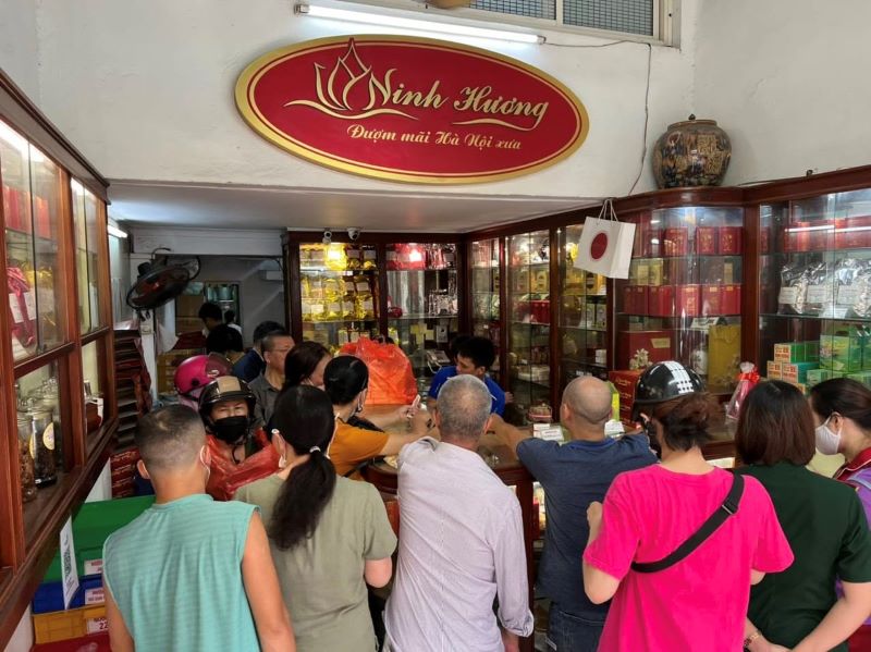 Tiệm b&aacute;nh trung thu l&acirc;u đời tr&ecirc;n phố H&agrave;ng Điếu, H&agrave; Nội, vẫn giữ c&aacute;ch b&aacute;n thủ c&ocirc;ng truyền thống mỗi m&ugrave;a Trung thu. Ảnh: Ninh Hương