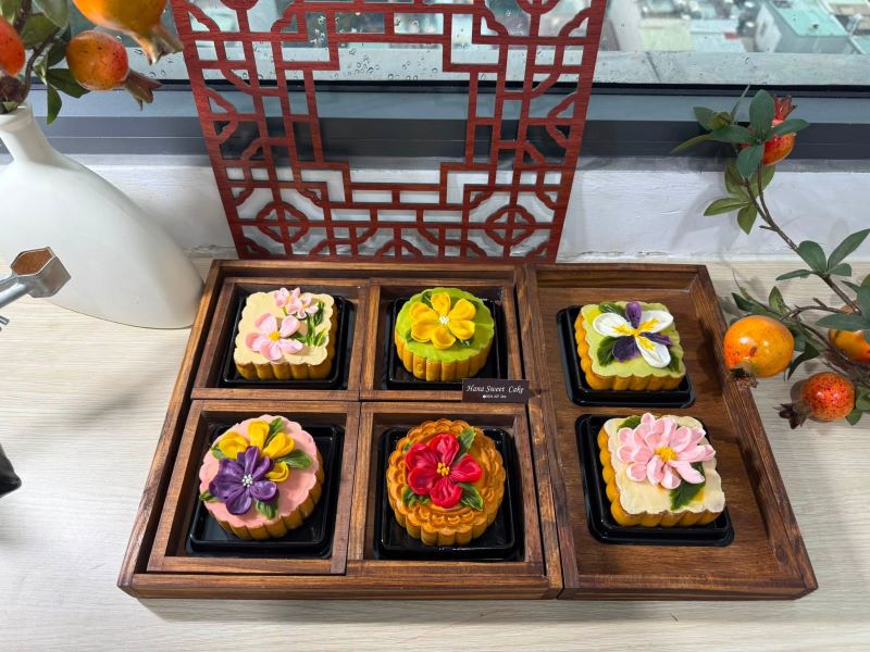 Thợ l&agrave;m b&aacute;nh tại Hana Sweet Cake tạo h&igrave;nh b&aacute;nh trung thu thủ c&ocirc;ng. M&ugrave;a n&agrave;y, thương hiệu ra mắt d&ograve;ng b&aacute;nh hoa nghệ thuật xinh xắn, sang trọng. Ảnh: Hana Sweet Cake