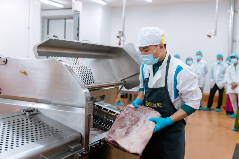 Công nhân cắt thịt bò tại khu sơ chế nhà máy Golden Gate Foods Tiên Tiến, Phú Thọ. Ảnh: Golden Gate