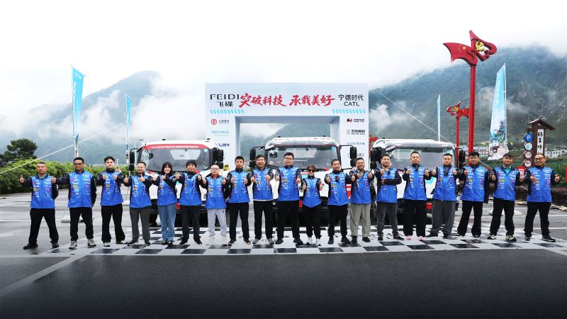 Đoàn tham gia hành trình xuyên biên giới của FEIDI và CATL chụp ảnh lưu niệm trước giờ xuất phát từ Tứ Xuyên, cùng các mẫu xe thương mại năng lượng mới. Ảnh: FEIDI