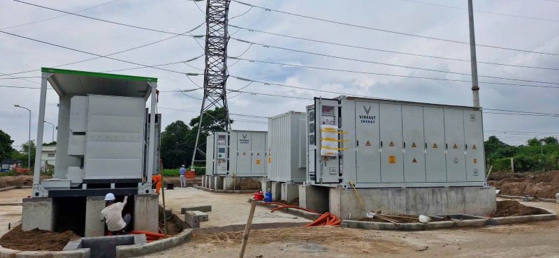 Hệ thống pin lưu trữ (BESS) quy m&ocirc; 10MW/20MWh tại trạm biến &aacute;p 110kV, nằm trong Dự &aacute;n th&iacute; điểm của EVNHANOI tại 5 trạm ở H&agrave; Nội: Bắc Thăng Long, Quang Minh, S&agrave;i Đồng 2, Ph&ugrave;ng X&aacute; v&agrave; Thanh Oai. Ảnh: EVNHANOI