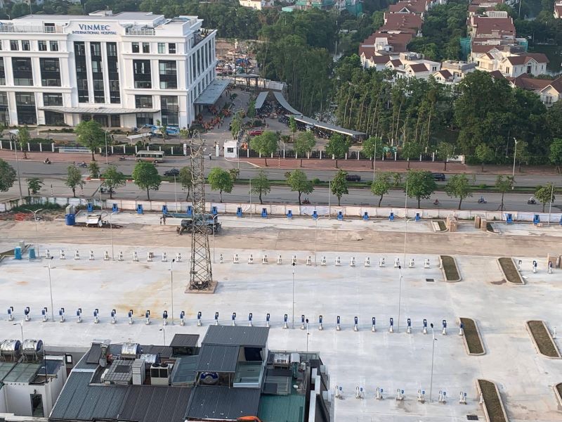 Trạm sạc xe điện của VinFast tại phường Ph&uacute;c Lợi, H&agrave; Nội. Nhu cầu sạc dồn v&agrave;o đ&ocirc; thị lớn c&oacute; thể tạo &aacute;p lực cục bộ l&ecirc;n lưới điện ph&acirc;n phối. Ảnh: PV