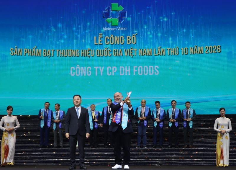 Tối 16/10 tại H&agrave; Nội, &ocirc;ng Nguyễn Trung Dũng, Tổng Gi&aacute;m đốc Dh Foods, nhận chứng nhận Thương hiệu Quốc gia. Với &ocirc;ng, đ&acirc;y l&agrave; một cột mốc tr&ecirc;n con đường d&agrave;i hơn l&agrave; điểm đến. Ảnh: Dh Foods