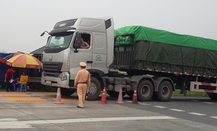 Kiểm tra tải trọng xe trên tuyến cao tốc Nội Bài-Lào Cai.