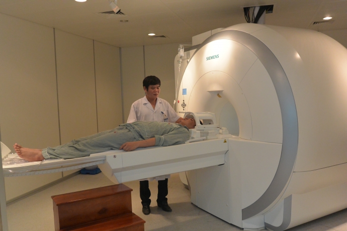 Các Bác sĩ đã đưa bệnh nhân vào phòng chẩn đoán hình ảnh Tesla cộng hưởng tại công trình mới của bệnh viện