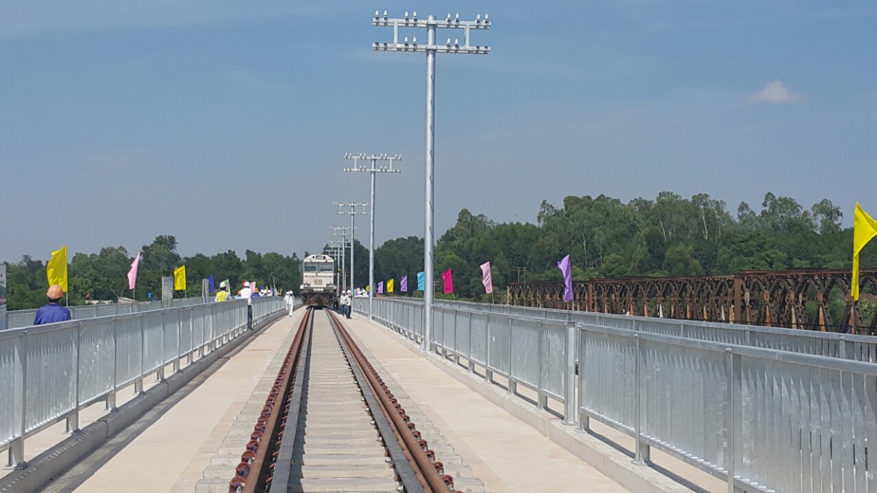 Chuyến tàu đầu tiên vượt cầu đường sắt mới sông Bồ