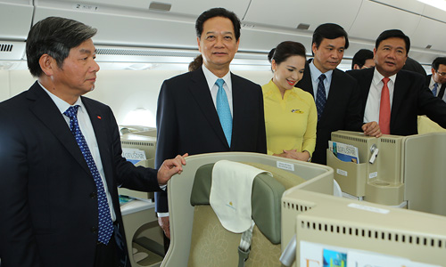Thủ tướng thăm khoang hạng C trên máy bay Airbus 350-900 đầu tiên của Việt Nam. Tiếp viên Vietnam Airlines hôm nay đã mang đồng phục mới tiếp đón quan khách. Ảnh: Vietnam Airlines