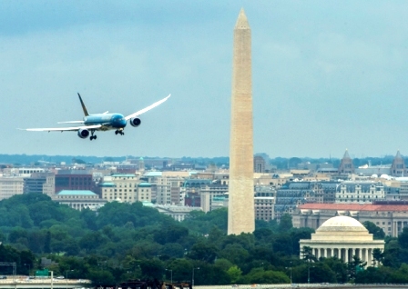 Máy bay Boeing 787-9 của Vietnam Airlines hạ cánh tại sân bay Ronald Regan, bay qua Tháp bút chì là biểu tượng của Thủ đô Washington (Mỹ)