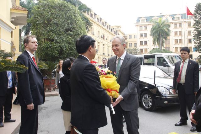 Bộ trưởng Bộ GTVT Đinh La Thăng đón cựu Thủ tướng Anh Tony Blair vào tháng 3/2015