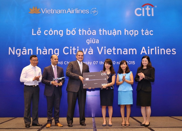 Hợp tác được ký kết sẽ mang lại cho các khách hàng là chủ thẻ Citi PremierMiles Visa Signature có thể dễ dàng quy đổi dặm bay PremierMiles không hết hạn sang dặm bay Bông Sen Vàng của Vietnam Airlines và hưởng những ưu đãi của chương trình