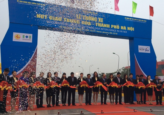 Phó Thủ tướng Nguyễn Xuân Phúc và các đại biểu cắt băng thông xe nút giao Trung Hòa