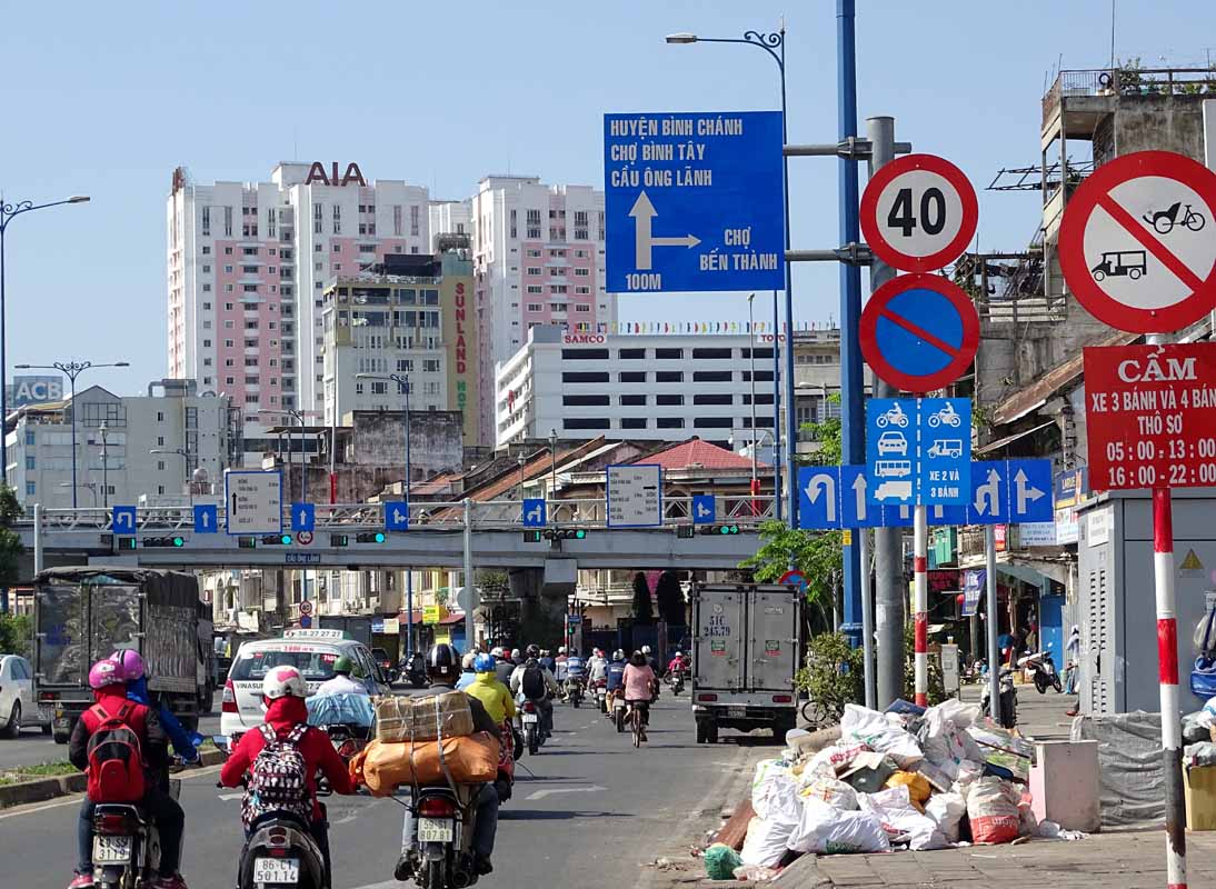 Đại lộ Võ Văn Kiệt, Tp.HCM - con đường thuộc hiện đại nhất Việt Nam với 10 làn đường, rộng 70 mét, nhưng có nhiều biển báo dưới 40km/h (Ảnh: Vietnamnet)