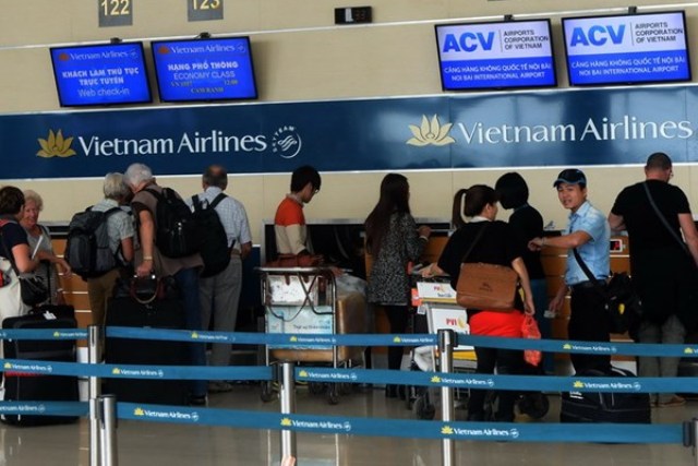 Để hoàn tất thủ tục chuyến bay một cách nhanh chóng và thuận tiện, Quý khách nên sử dụng các dịch vụ làm thủ tục trực tuyến của Vietnam Airlines như Web check-in, Mobile check-in hoặc tự làm thủ tục check in tại Kiosk check-in được bố trí ở các sân bay Nội Bài, Tân Sơn Nhất và Đà Nẵng.