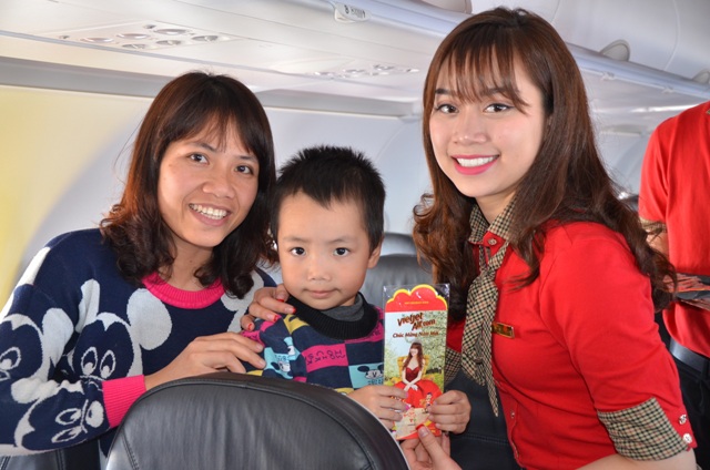 Hành khách nhận quà của Vietjet trên chuyến bay khai trương Hà Nội - Đài Bắc