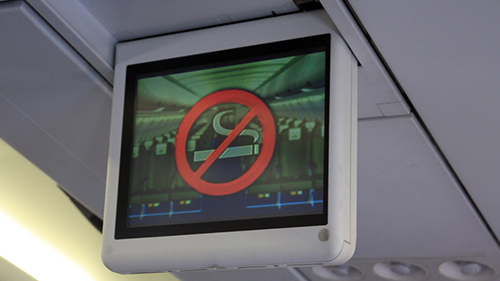 Trên các máy bay đều có biển báo cấm hút thuốc và khi hành khách lên máy bay, bao giờ tiếp viên cũng đọc phát thanh thông báo rằng 