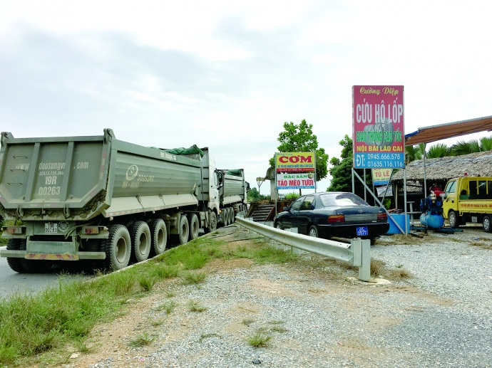 e tải đỗ tràn lan trước quán cơm Hồng Loan - quán cắt rào cao tốc kinh doanh tại Km117 chiều Lào Cai - Hà Nội. Ảnh: Văn Huế (Báo Giao thông)