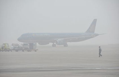 Hàng loạt chuyến bay trễ lịch vì sương mù tại sân bay Nội Bài