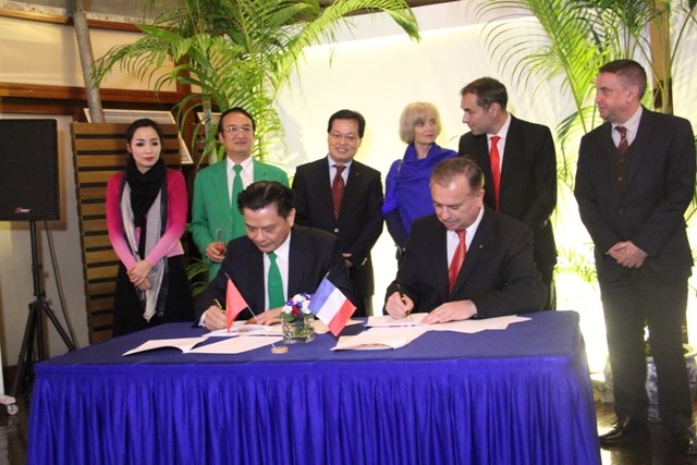 Đại diện tập đoàn Mai Linh và nhà nhập khẩu Renault Auto Motor Việt Nam ký kết bản ghi nhớ nhập khẩu 20.000 xe điện Renault vào Việt Nam trong thời gian tới - Ảnh: Internet