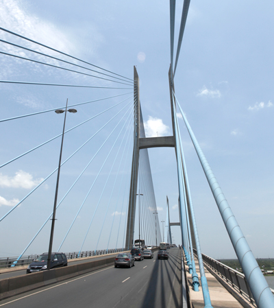 Cầu Mỹ Thuận 1 nằm trên tuyến QL1 bắc qua sông Tiền, nối hai tỉnh Tiền Giang và Vĩnh Long