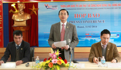 Tổng Giám đốc SBIC Vũ Anh Tuấn (đứng) chủ trì buổi họp báo Triển lãm Vietship 2014