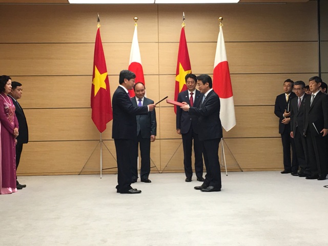 VNA và ANA trao văn kiện hợp tác chiến lược dưới sự chứng kiến của Thủ tướng Nguyễn Xuân Phúc và Thủ tướng Shinzo Abe
