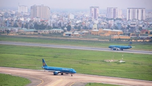 Do việc đóng cửa một đường cất hạ cánh nên khả năng khai thác của CHKQT Tân Sơn Nhất giảm từ 42 chuyến/giờ xuống còn 32 chuyến/giờ trong thời gian sửa chữa. 