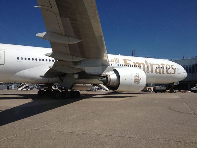 Emirates bắt đầu khai thác đường bay chở hàng đến Nội Bài từ ngày 21/11/2013 và khai thác đường bay vận chuyển hành khách kết hợp hàng hóa đến Tân Sơn Nhất từ ngày 4/6/2012