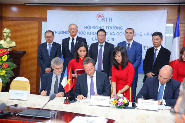  CEO Airbus ông Fabrice Brégier ký Biên bản ghi nhớ với Đại học Khoa học và Công nghệ Hà Nội (USTH), đối tác của Viện Hàn lâm Khoa học và Công nghệ Việt Nam (VAST) về việc Airbus sẽ hỗ trợ về mặt chuyên môn phục vụ công tác thành lập khoa hàng không tại USTH