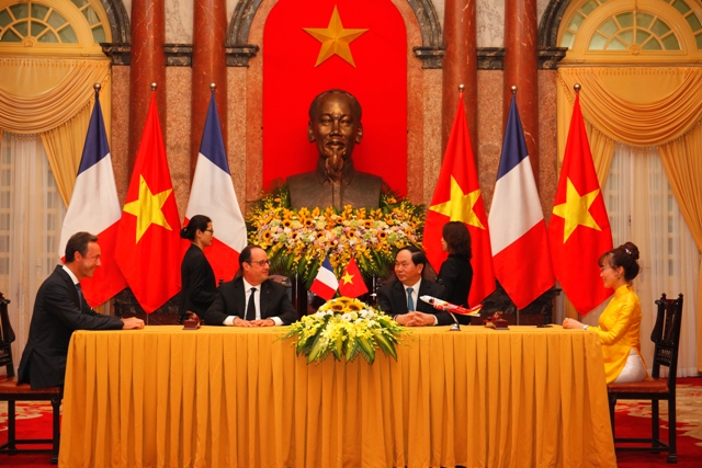 Lễ ký kết đặt hàng mua 20 tàu bay thế hệ mới A321 CEO và NEO giữa Vietjet và Airbus được thực hiện trước sự chứng kiến của Chủ tịch nước Trần Đại Quang và Tổng thống Pháp François Hollande 