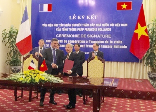 Lãnh đạo Tổng công ty Đầu tư phát triển đường cao tốc Việt Nam (VEC) và Vinci Concessions (thành viên Tập đoàn Vinci) ký kết Biên bản ghi nhớ về thỏa thuận hợp tác 