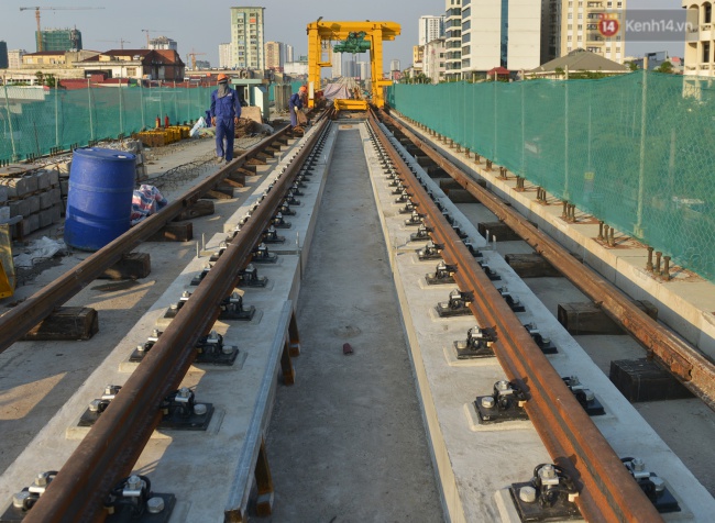 Thi công lắp đặt ray trên tuyến đường sắt Cát Linh - Hà Đông