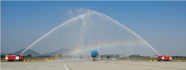 Chuyến bay đặc biệt VN311 hạ cánh xuống sân bay Nội Bài được chào đón bằng nghi lễ phun nước