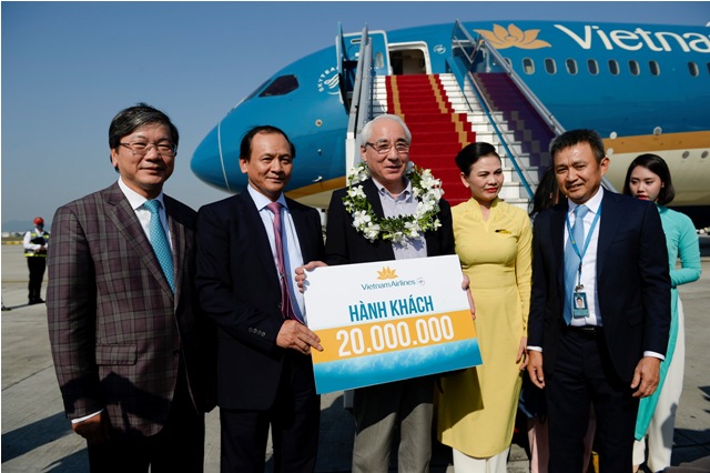 Thứ trưởng Bộ GTVT Nguyễn Nhật và lãnh đạo Vietnam Airlines chào đón hành khách thứ 20 triệu