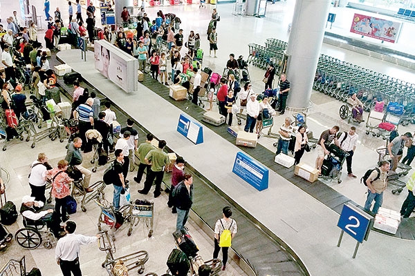 CHKQT Tân Sơn Nhất có công suất 25 triệu hành khách/năm hiện đang bị quá tải khi lượng hành khách năm 2016 qua cửa ngõ này trong năm 2016 có thể lên tới 32 triệu lượt 