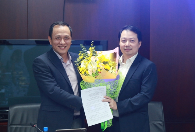 Ông Lê Hồng Hà, Chủ tịch HĐQT Jetstar Pacific trao quyết định bổ nhiệm TGĐ cho Ông Nguyễn Quốc Phương (bên phải).