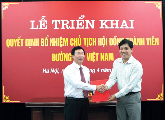 Ông Nguyễn Ngọc Đông - Thứ trưởng Bộ GTVT (bìa phải) trao Quyết định bổ nhiệm Chủ tịch HĐTV Tổng công ty Đường sắt Việt Nam cho ông Trần Ngọc Thành hồi tháng 4/2013