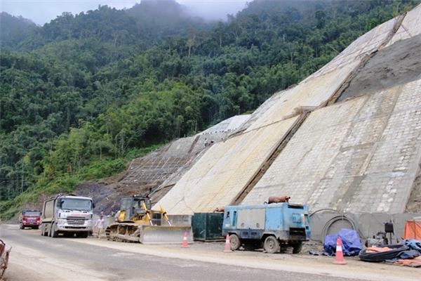 Dự án đầu tư xây dựng công trình kiên cố hóa khắc phục tình trạng sạt lở mái taluy đoạn Km78+300 đến km153, Quốc lộ 6 được triển khai theo lệnh khẩn cấp của Thủ tướng Chính phủ được lãnh đạo Hòa Bình giao thầu cho Hoàng Sơn thực hiện