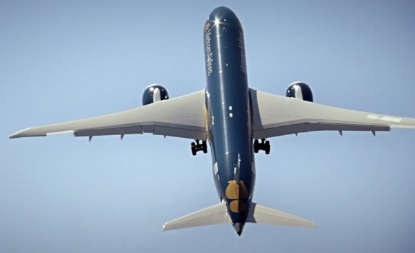 Boeing 787-9 của Vietnam Airlines rời đường băng, bay lên gần như thẳng đứng 90 độ so với mặt đất