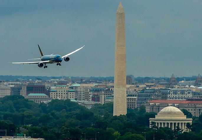 Chiếc Boeing 787-9 Dreamliner đầu tiên của Vietnam Airlines bay qua đài tưởng niệm ở thủ đô Washington ngày 6.7 - Ảnh: Boeing