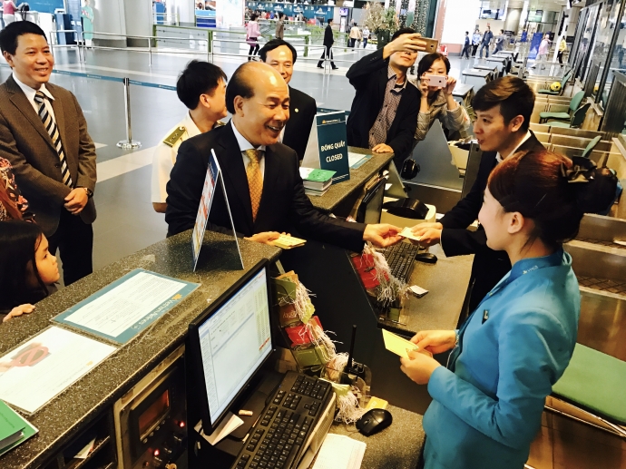 Thứ trưởng Bộ GTVT Nguyễn Văn Công lì xì may mắn cho nhân viên phục vụ mặt đất của Vietnam Airlines