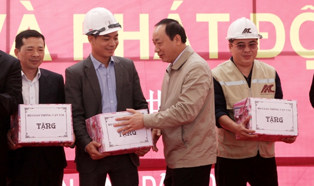 Thứ trưởng Bộ GTVT Nguyễn Hồng Trường tặng quà cho các đơn vị thi công đường sắt Cát Linh – Hà Đông
