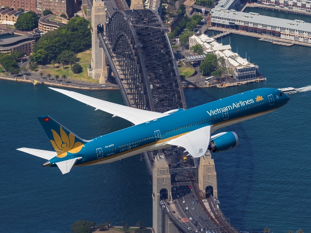 Boeing 787 của Vietnam Airlines bay qua cầu Harbour và nhà hát Opera Sydney nổi tiếng