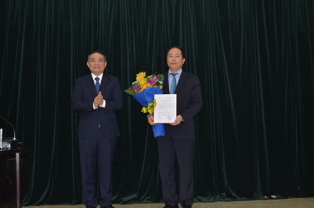 Bộ trưởng Bộ GTVT Trương Quang Nghĩa trao quyết định bổ nhiệm chức Chủ tịch HĐTV Tổng công ty Đường sắt VN cho ông Vũ Anh Minh