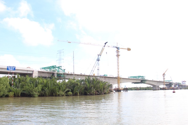 Với sự chỉ đạo quyết liệt của chủ đầu tư và sự quyết tâm của nhà thầu, ngày 22/12/2016 cầu Sông Chà thuộc gói thầu J2, cao tốc Bến Lức – Long Thành đã được hợp long, rút ngắn thời gian thi công 4 tháng