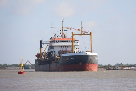 Những chiếc tàu trọng tải lớn đầu tiên từ biển đi vào kênh Tắt để vào sông Hậu sau khi Dự án chính thức thông luồng.