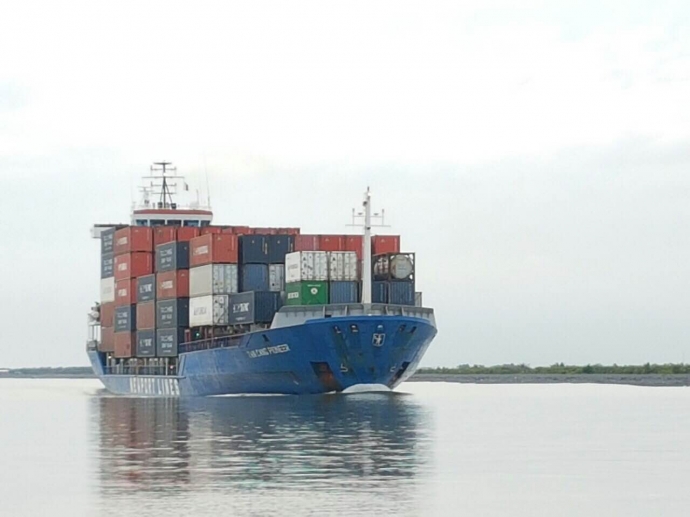 Chiếc tàu container gần 7.000 tấn đầu tiên từ biển qua kênh Quan Chánh Bố vào sông Hậu đến cảng Cái Cui hồi tháng 10/2016 - Ảnh: Báo Giao thông