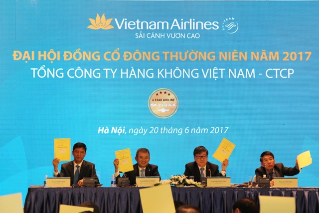 Các cổ đông Vietnam Airlines đã thông qua phương án phát hành thêm 191.191.377 cổ phiếu mệnh giá 10.000 đồng cho các cổ đông hiện hữu theo phương pháp thực hiện quyền mua cổ phiếu phát hành thêm