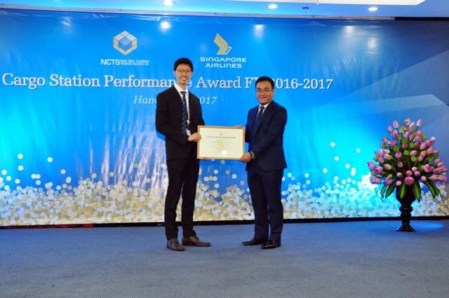 Ông Kaiji Yeo (trái) – Giám đốc Điều hành hãng Singapore Airlines tại Việt Nam khu vực miền Bắc trao giải thưởng cho Ông Nguyễn Xuân Phúc – Tổng Giám đốc công ty NCTS 